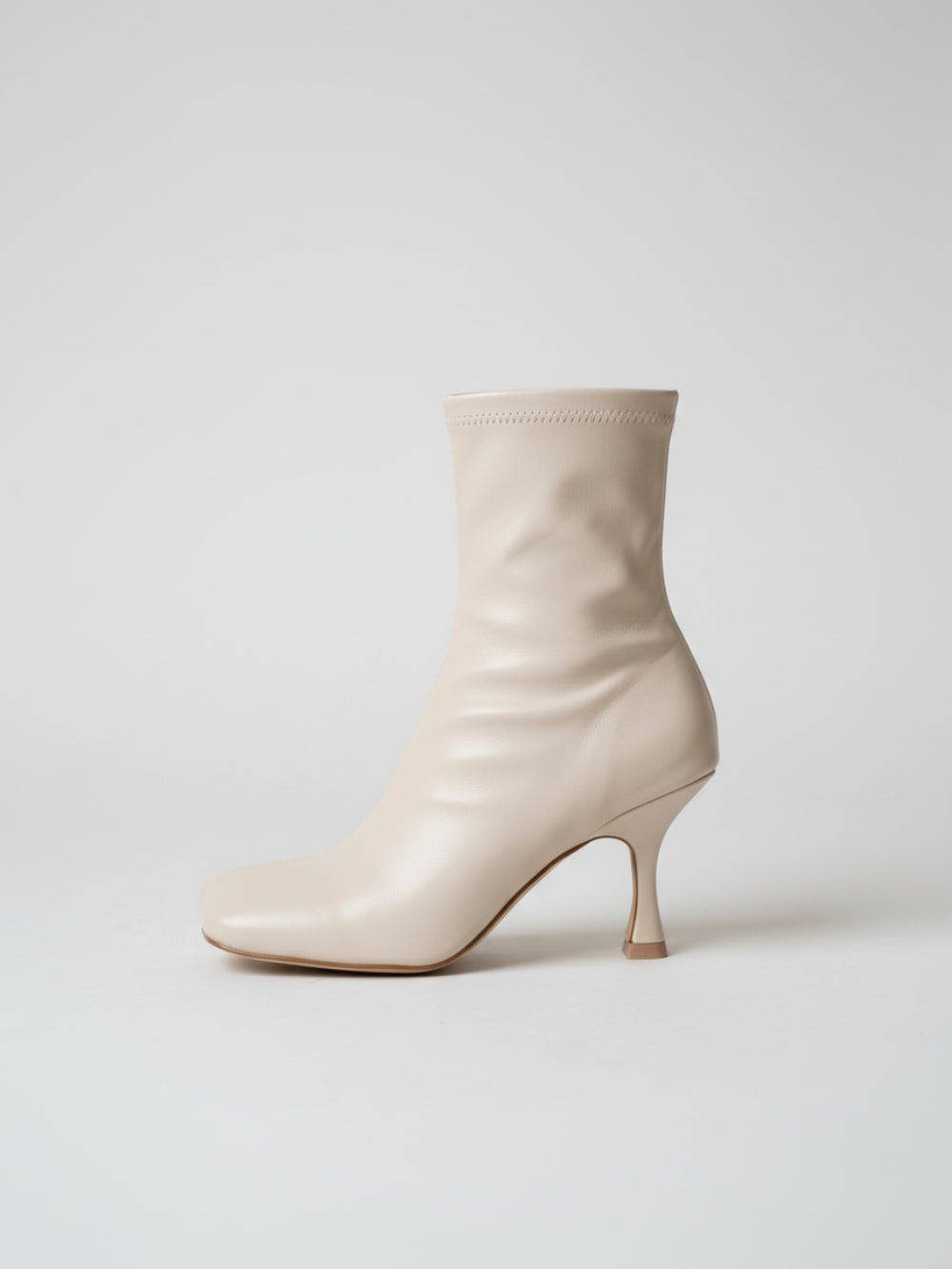 Botki z eko skóry za kostkę z dopasowaną cholewką, średnim wyprofilowanym obcasem i lekko kwadratowym noskiem z zamkiem z tyłu