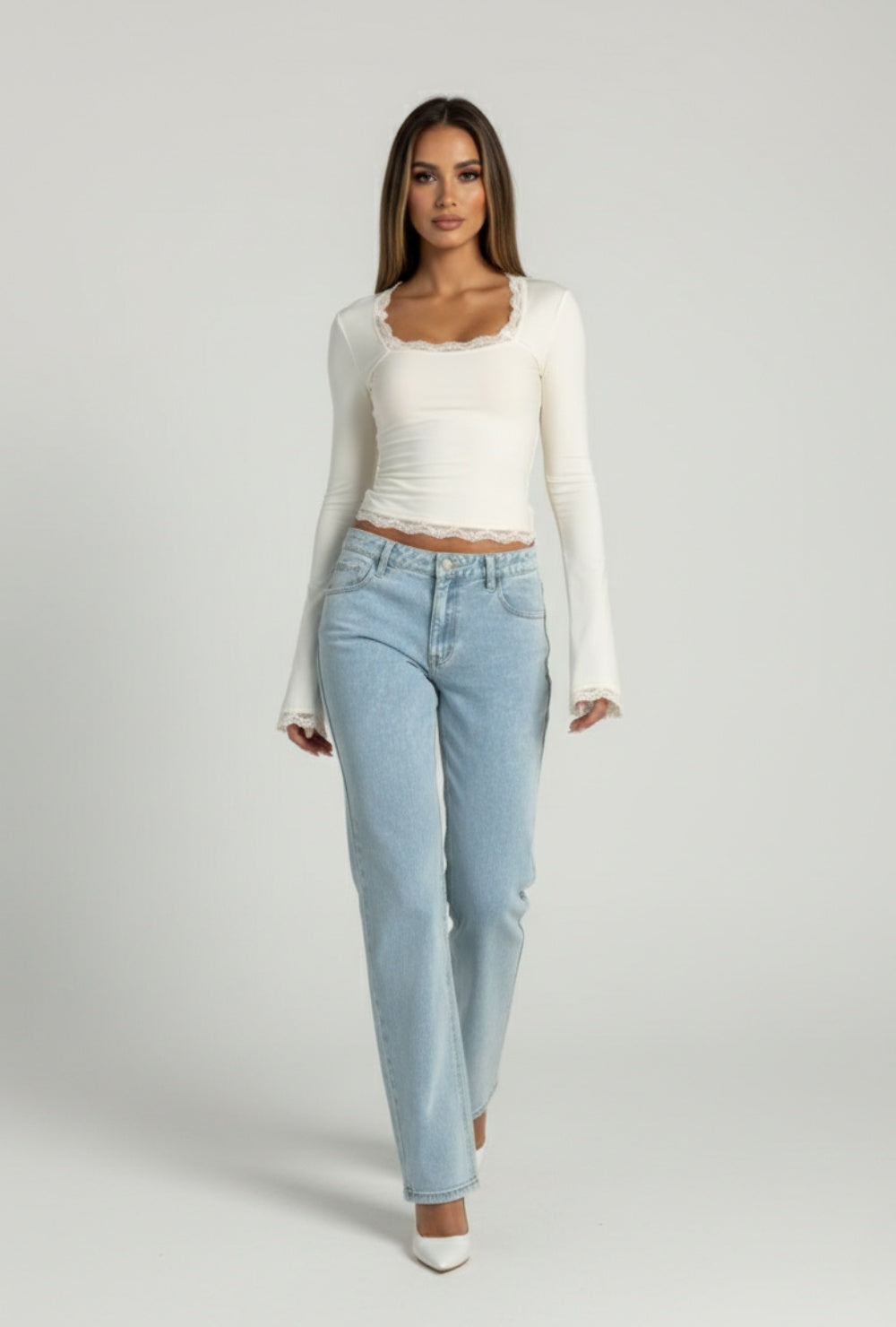 Dopasowany top z koronkowym wykończeniem i rozkloszowanymi rękawami