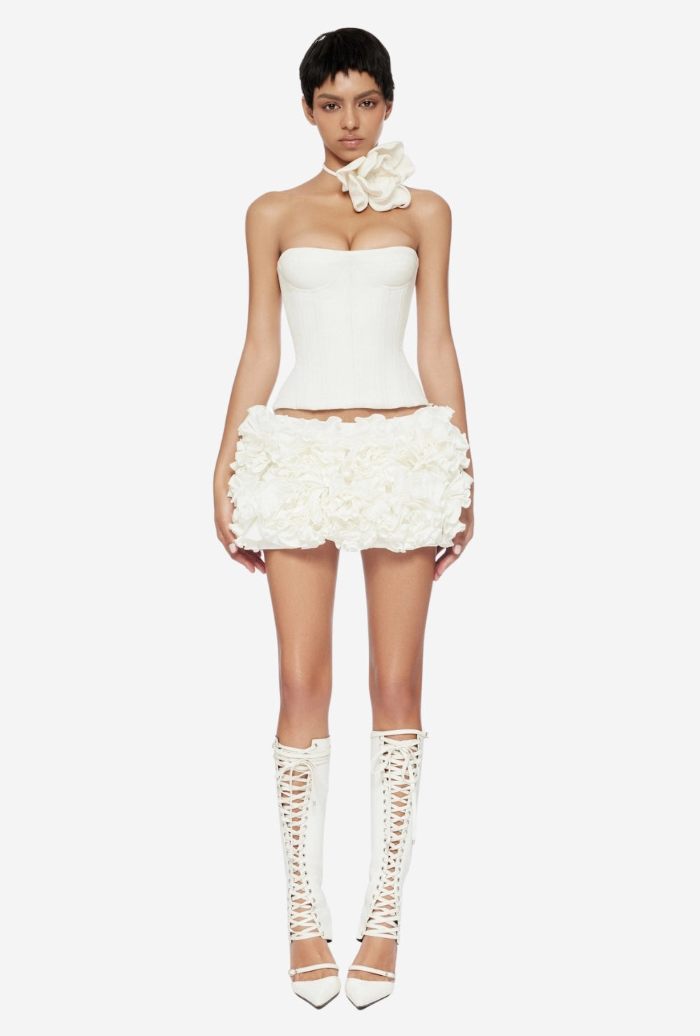 Gorsetowy komplet z kwiatowymi falbanami i wiązaniem gorsetowym z tyłu