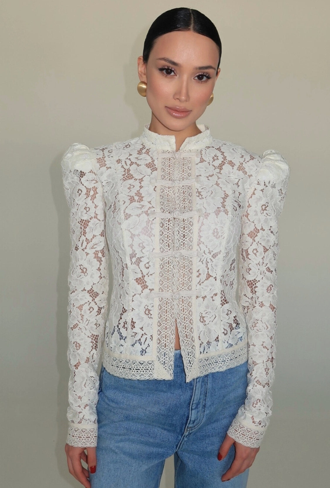 Dopasowana bluzka z kwiatowej koronki ze stójką i żabkami z długimi rękawami