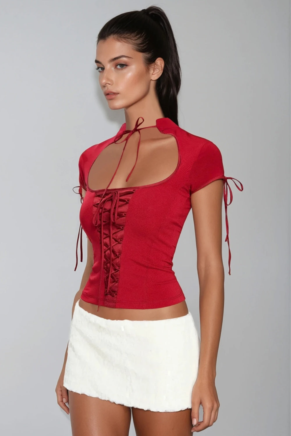 Bluzka z czerwonym wiązaniem inspirowana tradycyjnym chińskim stylem