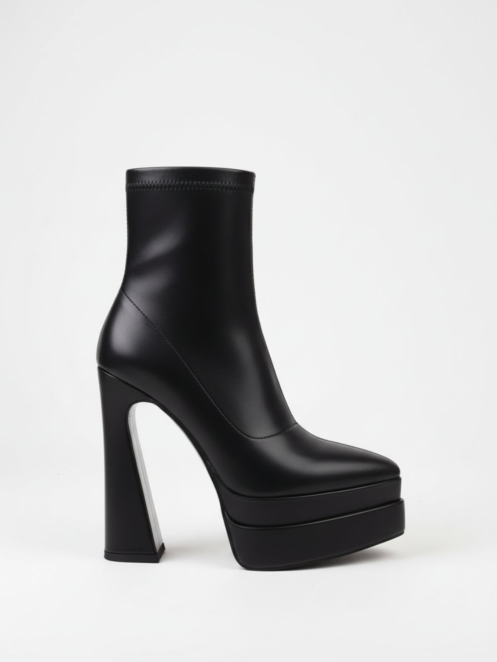 Botki z eko skóry na bardzo wysokiej platformie z dopasowaną cholewką i szerokim obcasem słupkiem