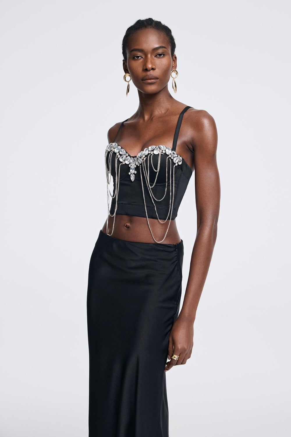 Czarny denimowy top z kryształowymi łańcuszkami i ramiączkami