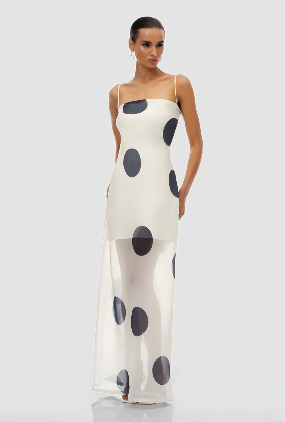 Biała satynowa sukienka maxi na ramiączkach z tiulową warstwą i dużymi czarnymi grochami