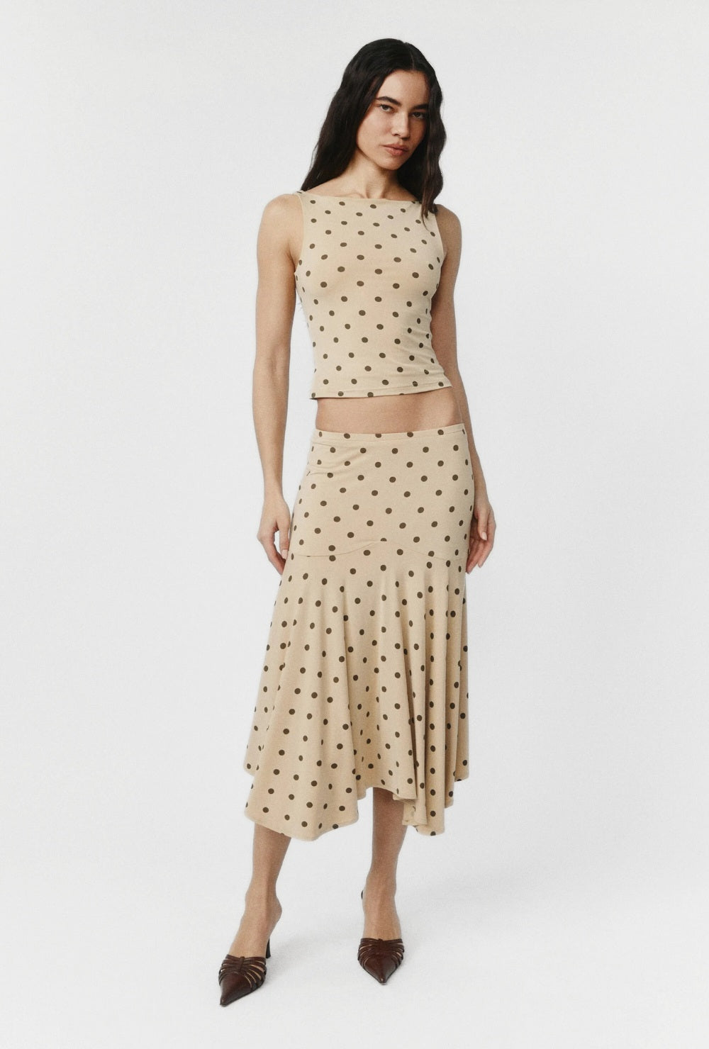 Beżowy zestaw dwuczęściowy w kropki z dopasowanym topem i rozkloszowaną spódnicą midi