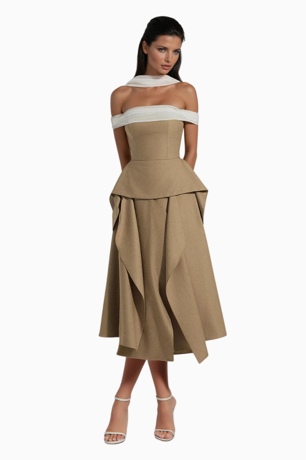 Beżowa sukienka midi z odkrytymi ramionami, taśmą przy dekolcie i konstrukcyjną spódnicą z drapowaniami