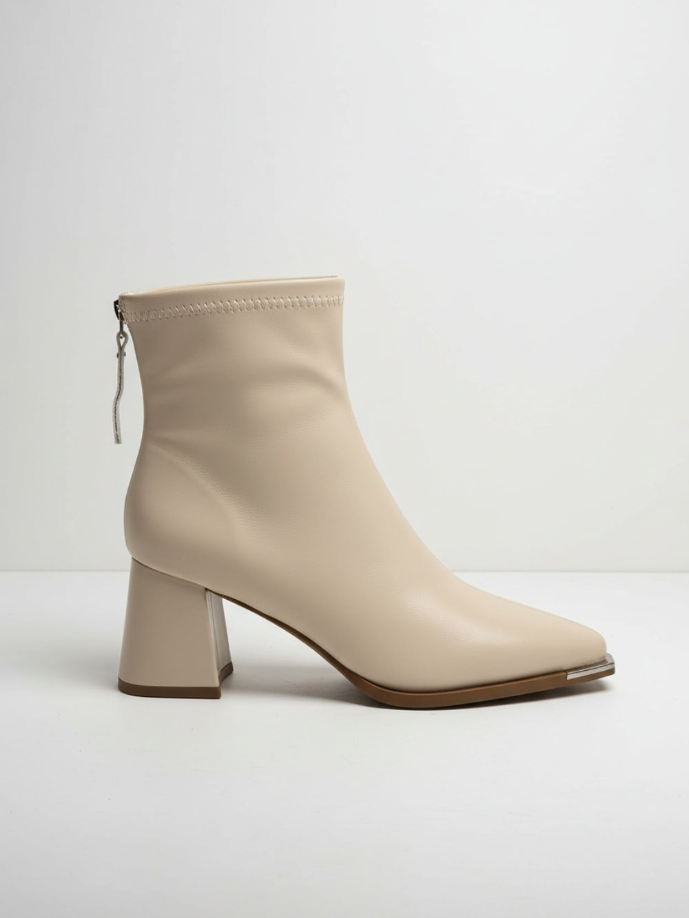 Botki ze sztucznej skóry na słupku z metalicznym noskiem