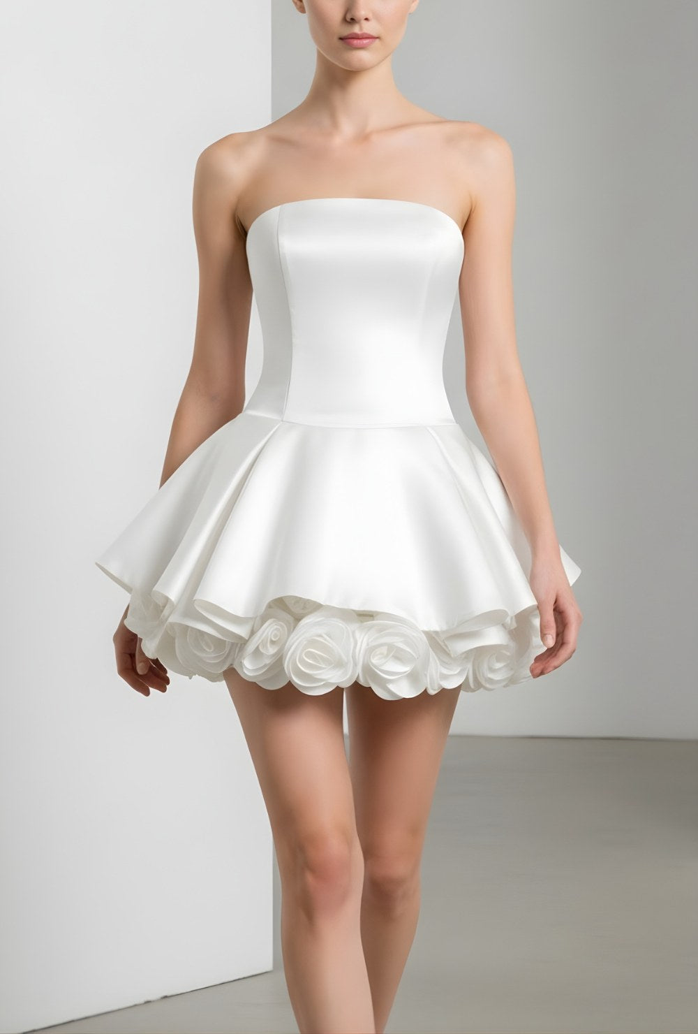 Biała mini sukienka bez ramiączek z rozkloszowanym dołem i trójwymiarowymi kwiatowymi detalami