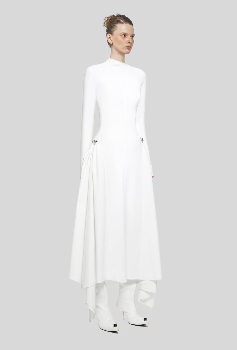 Asymetryczna sukienka midi z metalowymi guzikami i symetrycznymi drapowaniami