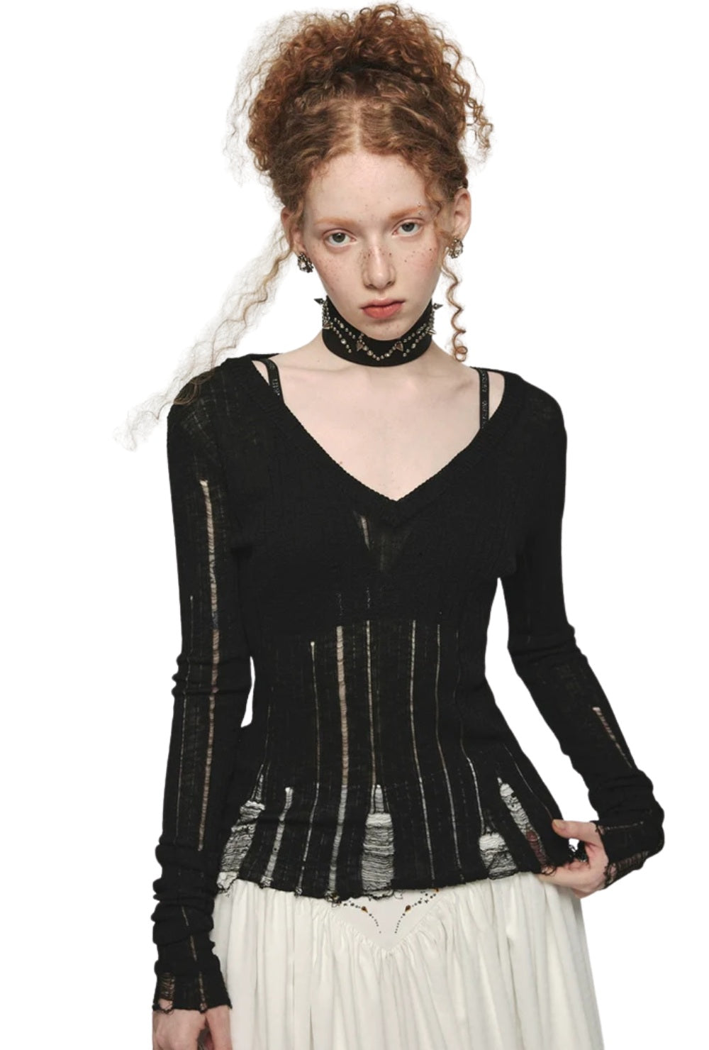 Bluzka z prążkowanej dzianiny z dekonstruowanym efektem i dekoltem w serek