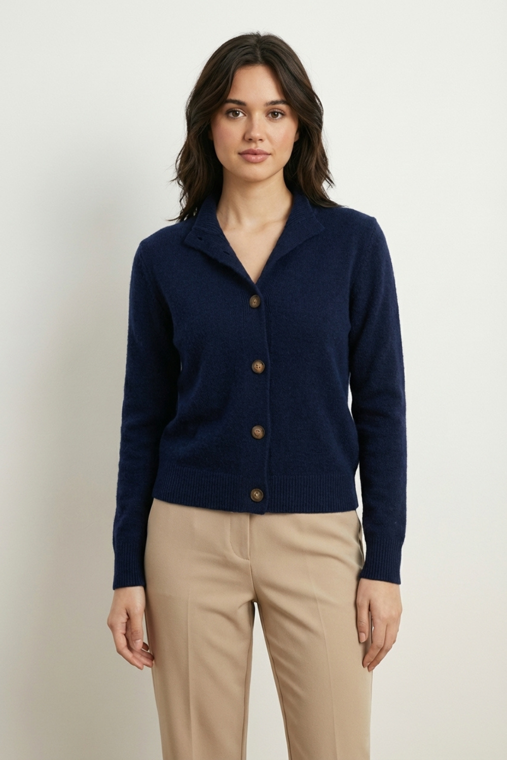 Klasyczny kardigan dzianinowy zapinany na guziki z kołnierzykiem i dekoltem V