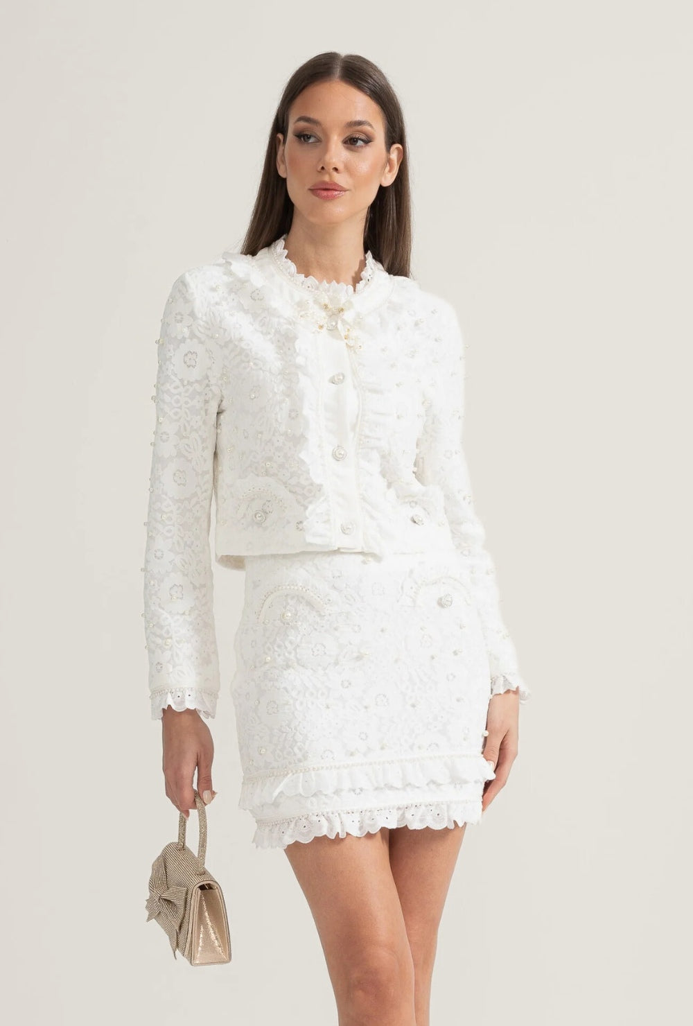 Biały elegancki komplet dwuczęściowy z perłowymi zdobieniami