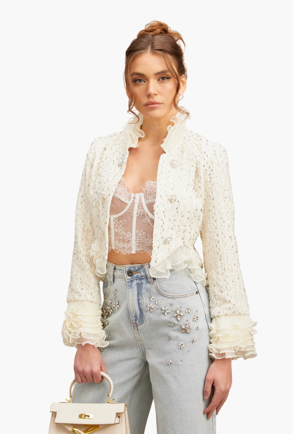 Biała krótka marynarka boucle ze zdobieniami ze sztucznych pereł i falbankowym kołnierzem