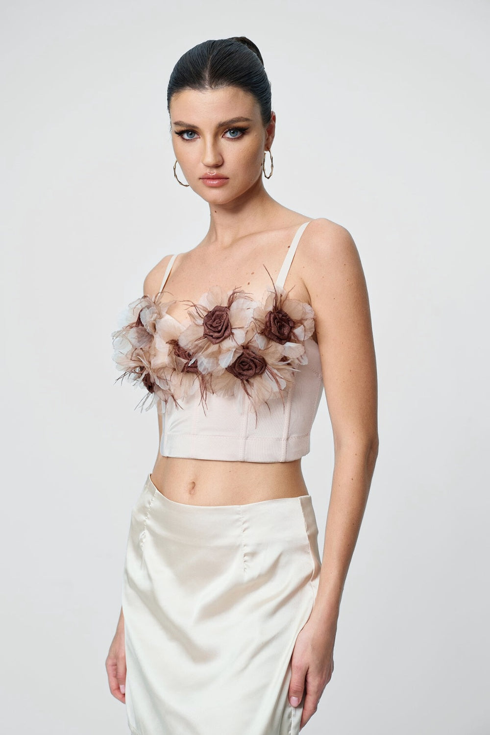 Gorsetowy top z kwiatowymi aplikacjami 3D i cienkimi ramiączkami