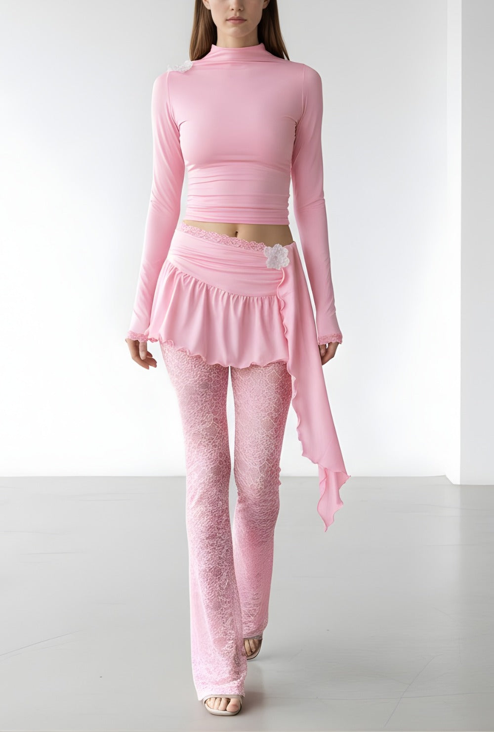 Zestaw z długim rękawem i koronkowymi legginsami z asymetryczną spódnicą