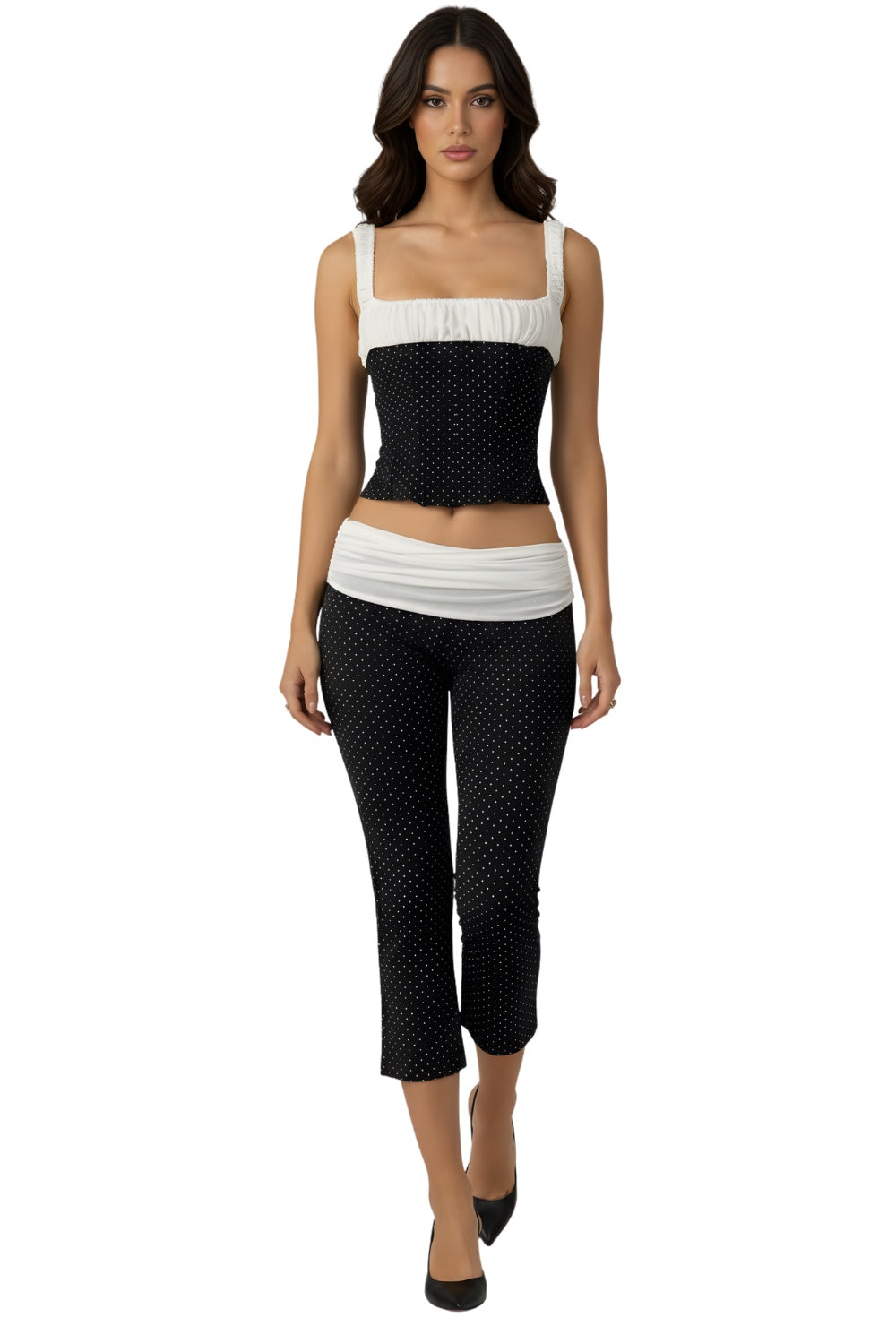 Komplet z dopasowanym topem z kwadratowym dekoltem i spodniami capri w drobne kropki