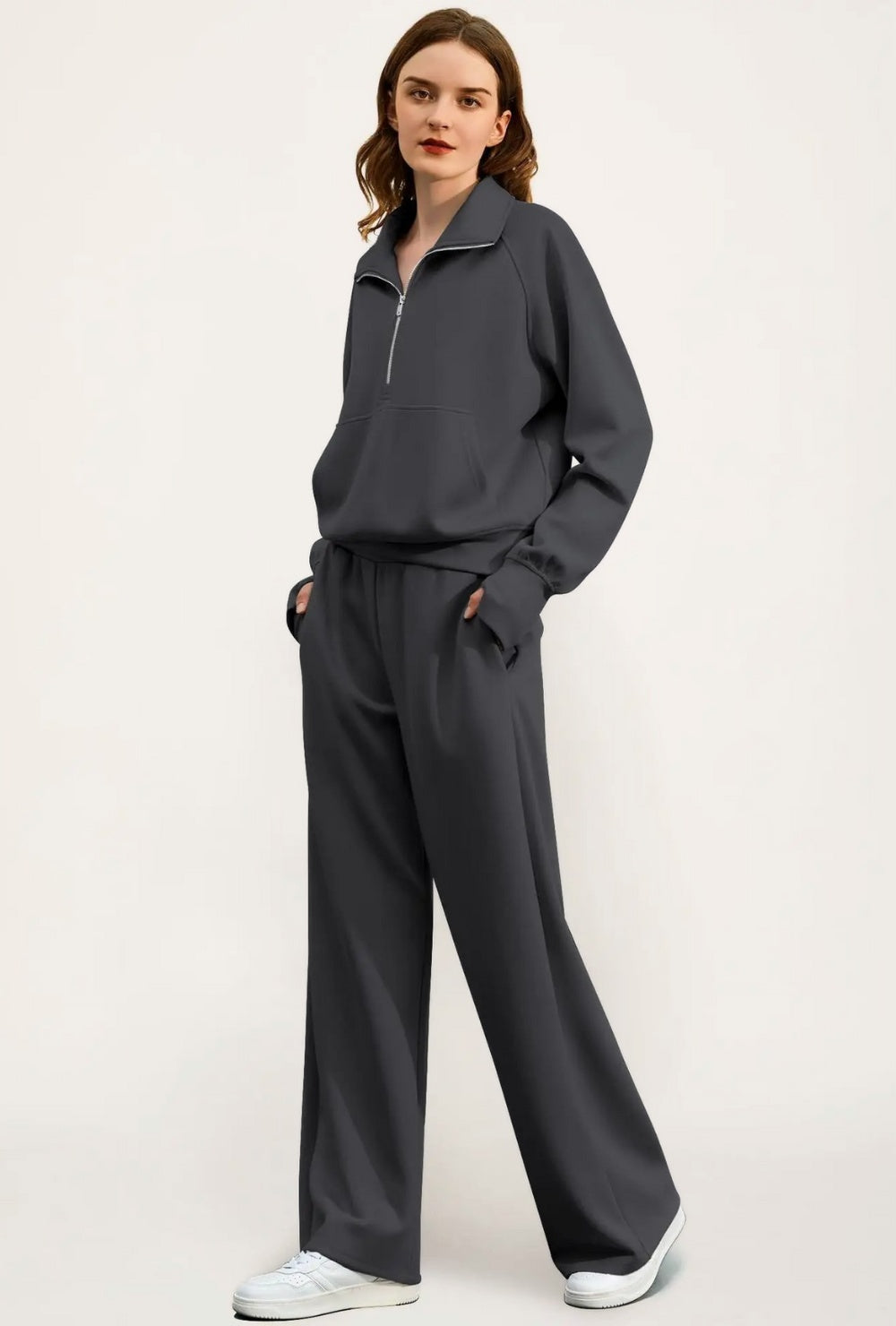 Dresowy komplet z bluzą typu half-zip o luźnym kroju i szerokimi spodniami z prostą nogawką
