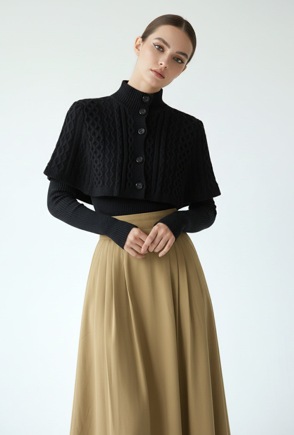 Sweter z golfem i krótką narzutką o splocie warkoczowym