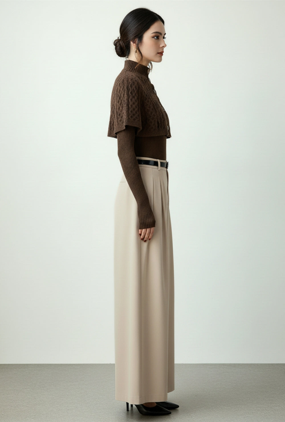 Sweter z golfem i krótką narzutką o splocie warkoczowym