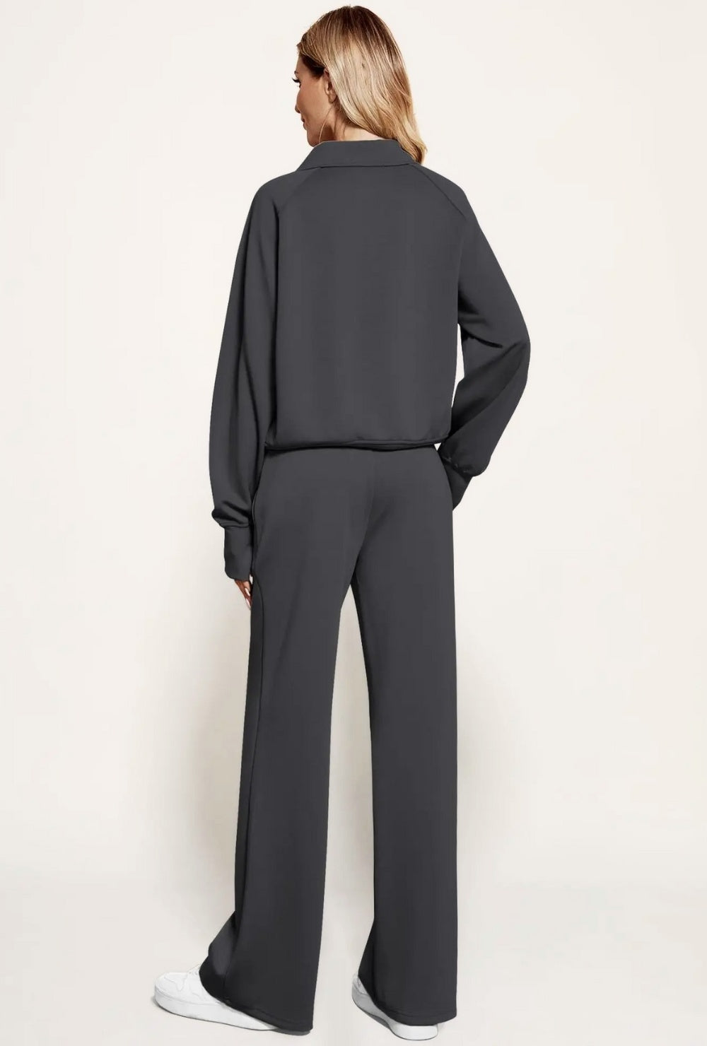 Dresowy komplet z bluzą typu half-zip o luźnym kroju i szerokimi spodniami z prostą nogawką