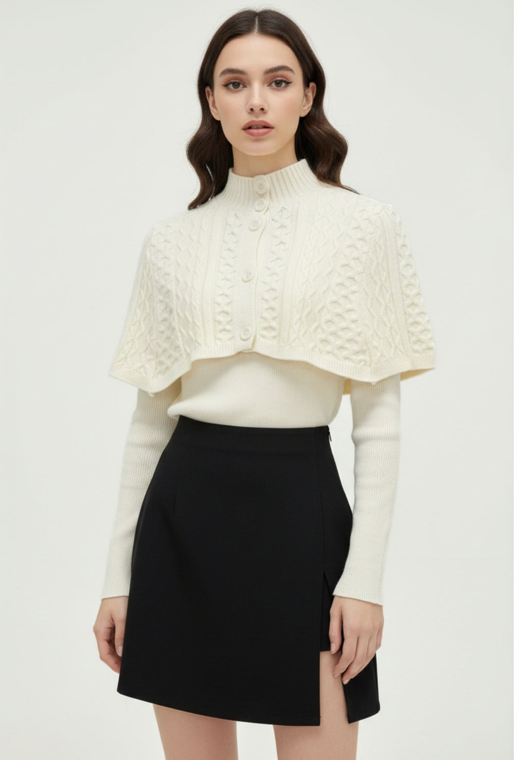 Sweter z golfem i krótką narzutką o splocie warkoczowym