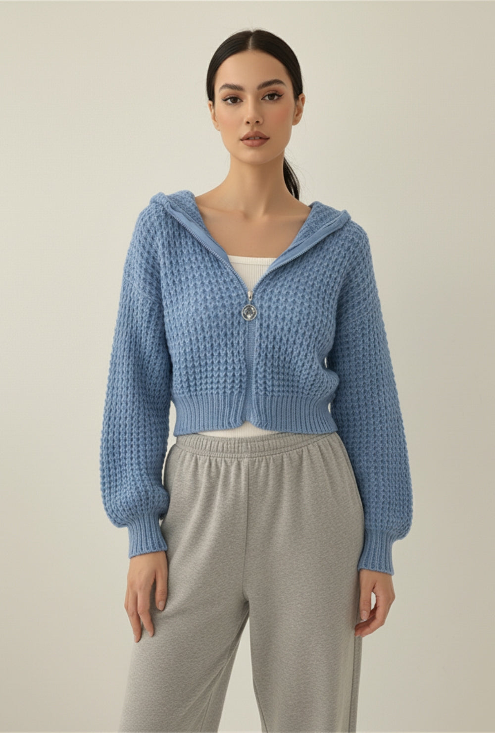 Krótki kardigan z kapturem z grubej dzianiny o wyraźnym splocie na suwak