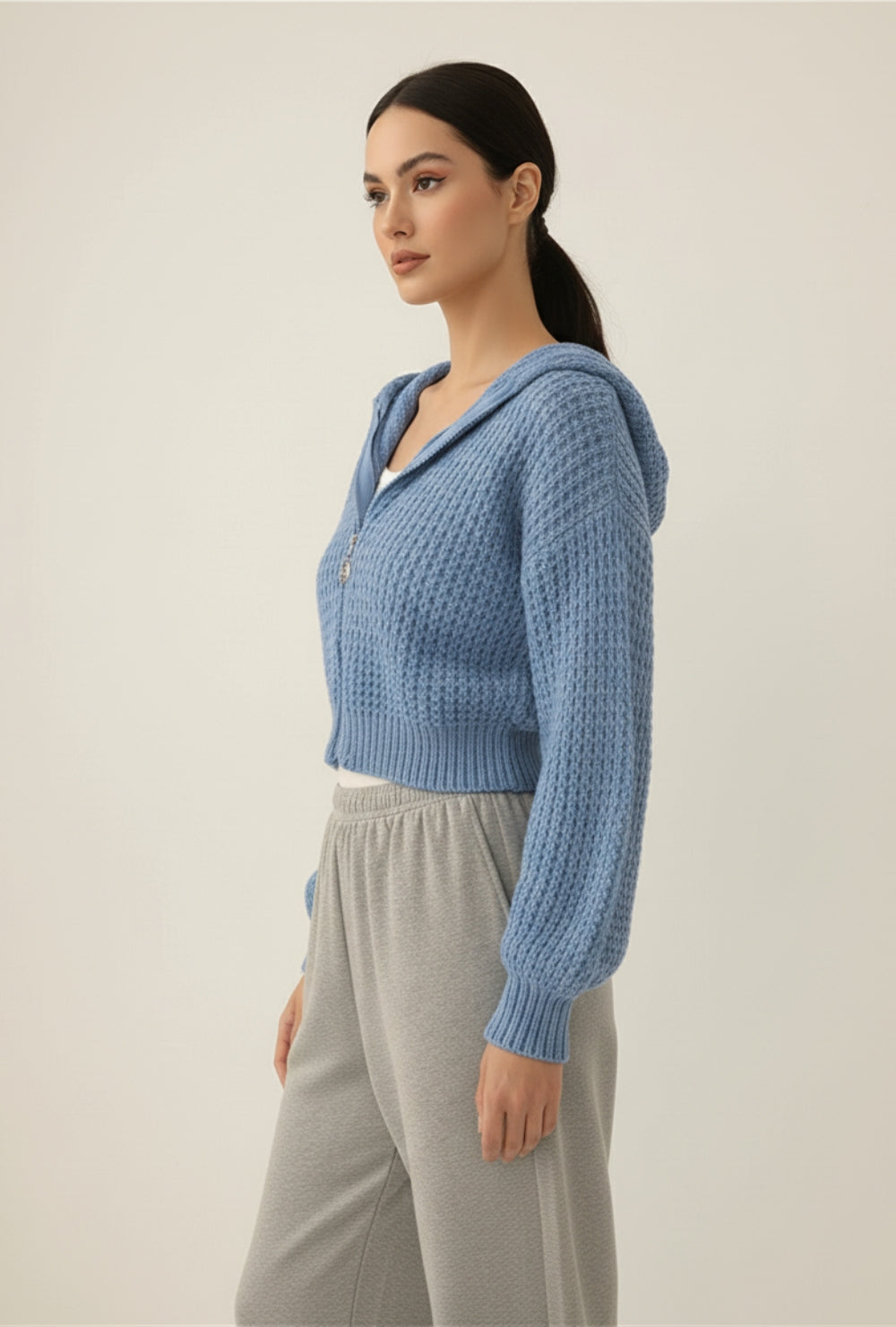 Krótki kardigan z kapturem z grubej dzianiny o wyraźnym splocie na suwak