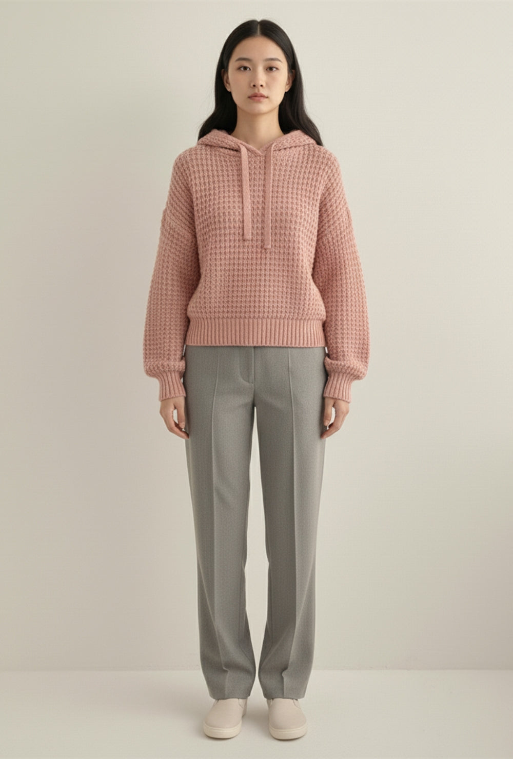 Krótki kardigan z kapturem z grubej dzianiny o wyraźnym splocie na suwak