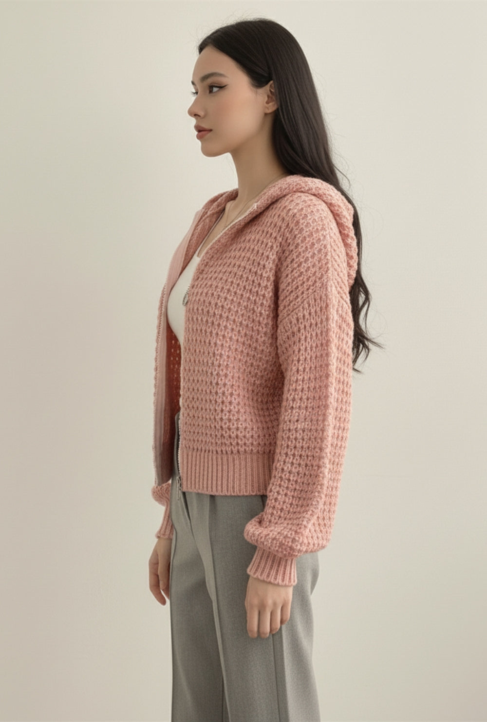 Krótki kardigan z kapturem z grubej dzianiny o wyraźnym splocie na suwak