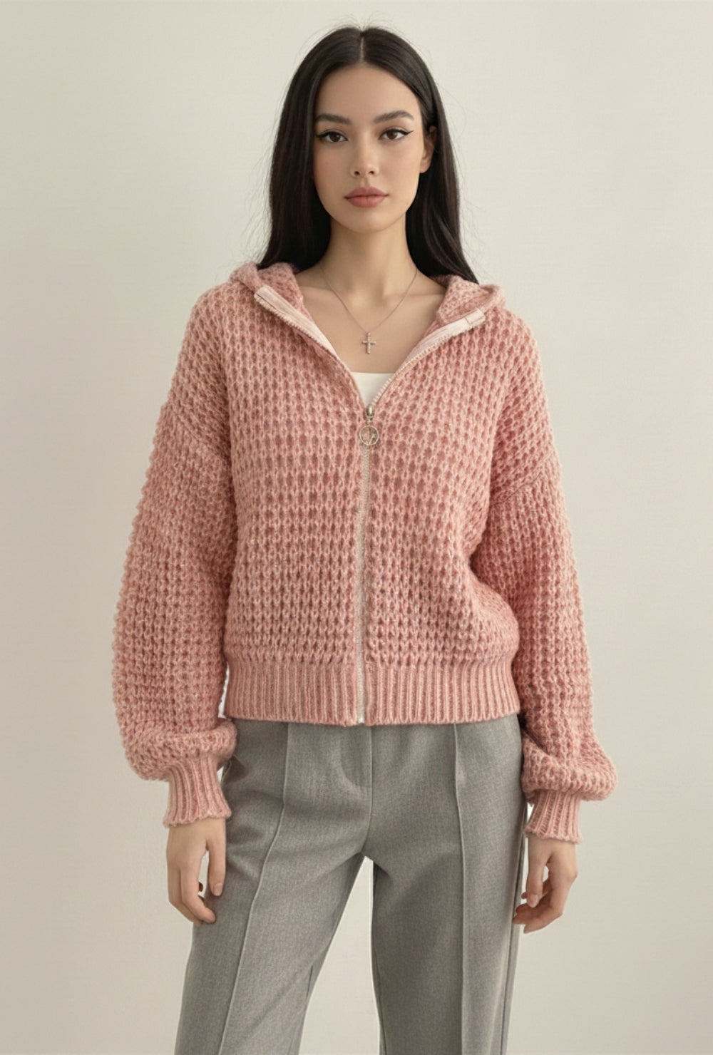 Krótki kardigan z kapturem z grubej dzianiny o wyraźnym splocie na suwak