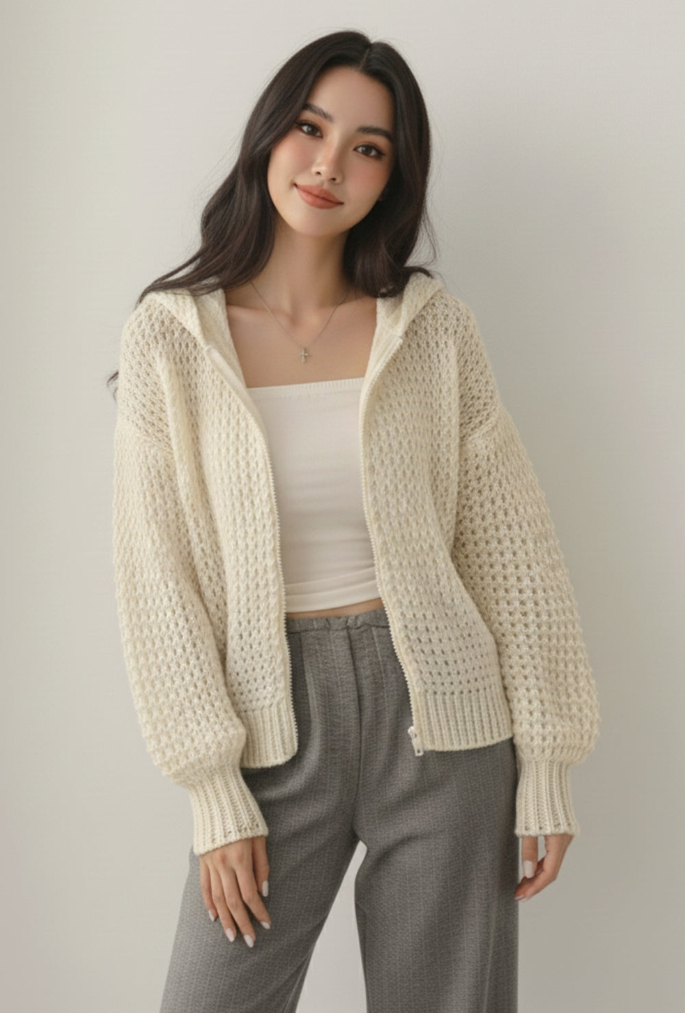 Krótki kardigan z kapturem z grubej dzianiny o wyraźnym splocie na suwak