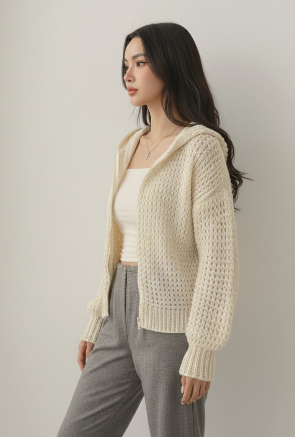 Krótki kardigan z kapturem z grubej dzianiny o wyraźnym splocie na suwak