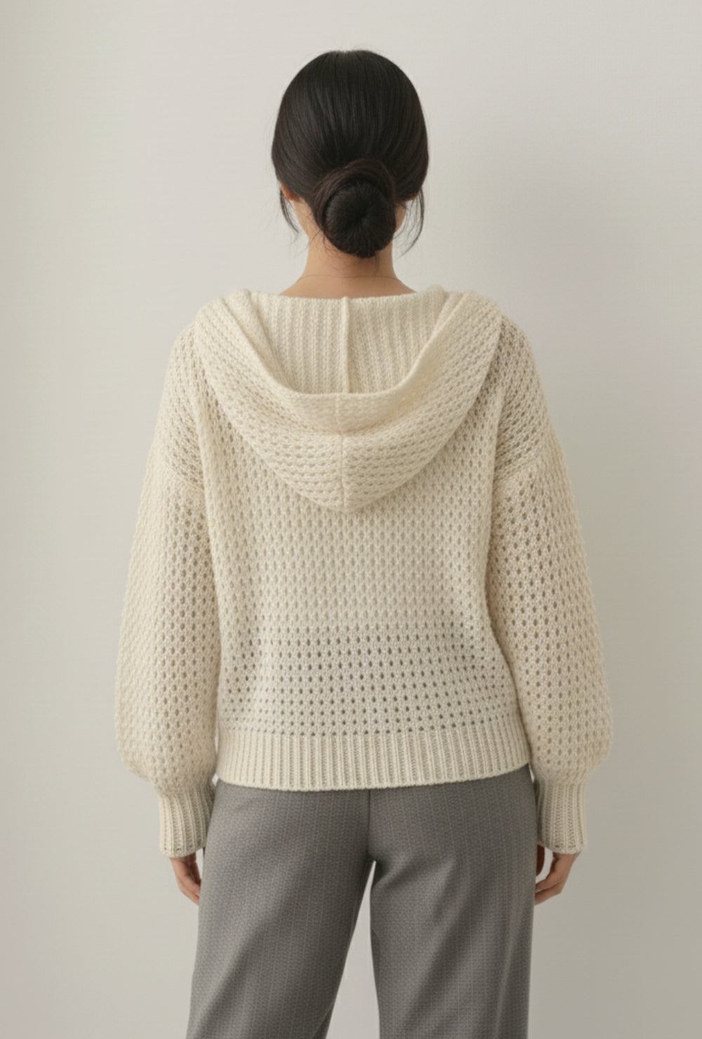 Krótki kardigan z kapturem z grubej dzianiny o wyraźnym splocie na suwak