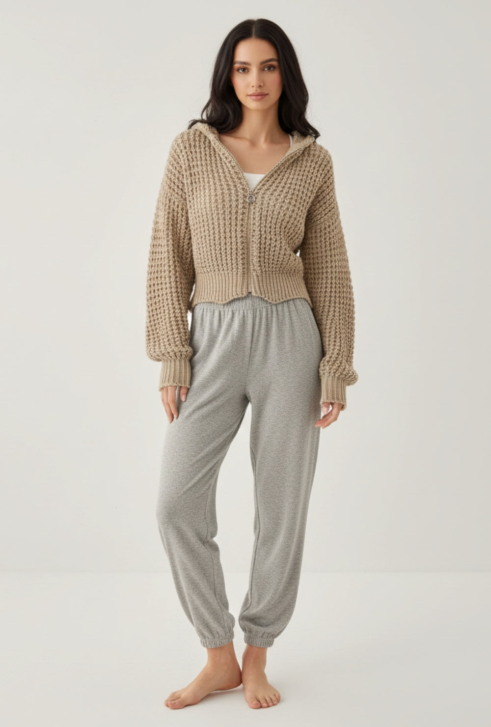 Krótki kardigan z kapturem z grubej dzianiny o wyraźnym splocie na suwak