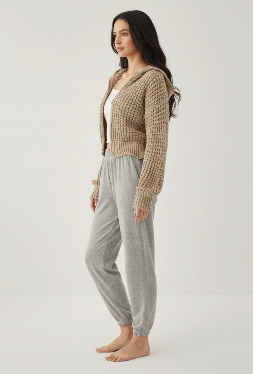 Krótki kardigan z kapturem z grubej dzianiny o wyraźnym splocie na suwak