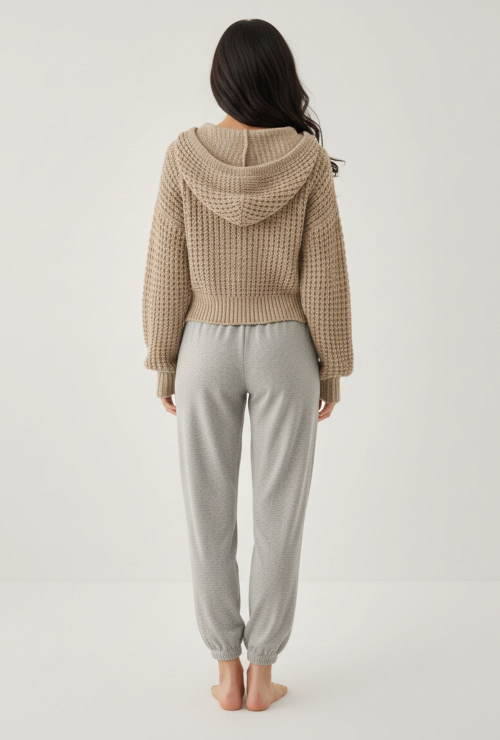 Krótki kardigan z kapturem z grubej dzianiny o wyraźnym splocie na suwak