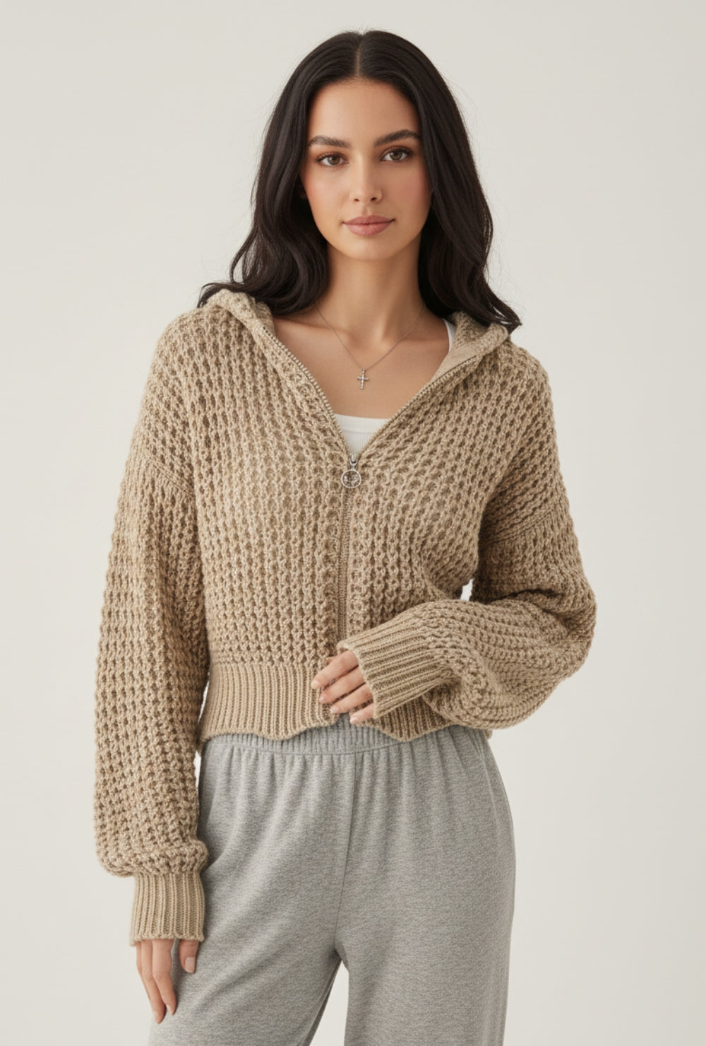 Krótki kardigan z kapturem z grubej dzianiny o wyraźnym splocie na suwak