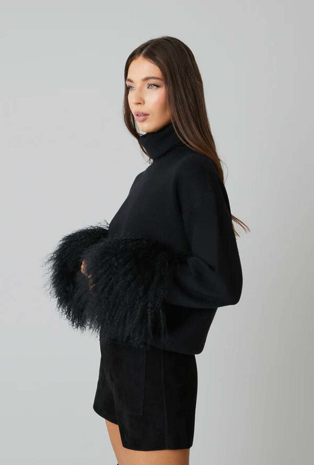 Sweter oversize z golfem z mieszanki wełny z dużymi pluszowymi mankietami ze sztucznego futra