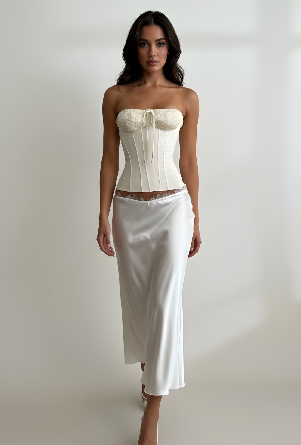 Kremowobiały satynowy gorsetowy top bez ramiączek z wiązaniem z tyłu i teksturowanymi miseczkami