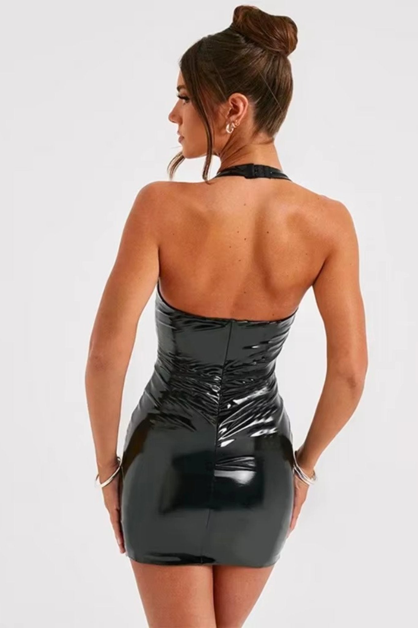 Efektowna lakierowana sukienka mini z winylu w stylu latex z gorsetowym krojem i głębokim dekoltem typu plunge