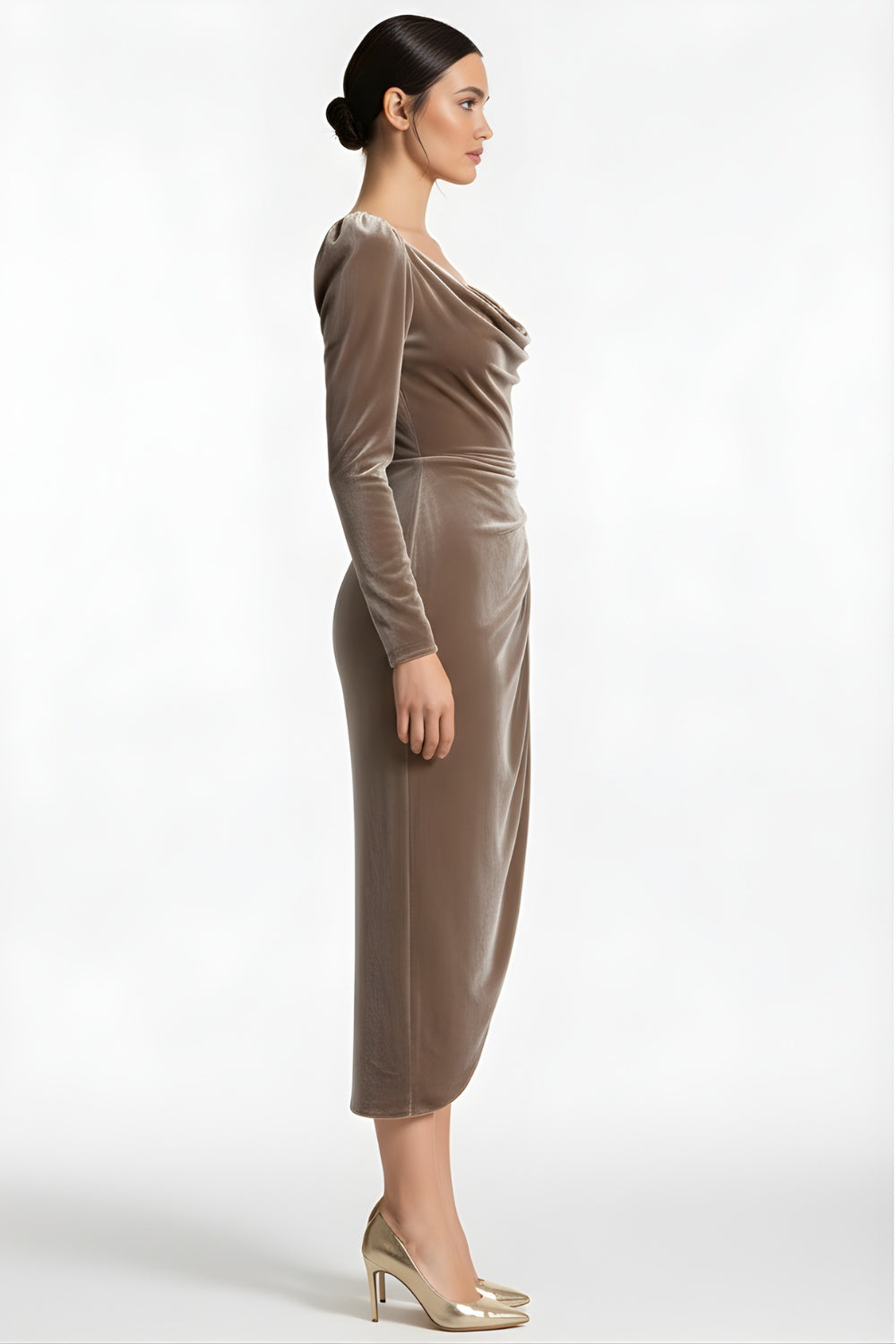 Aksamitna sukienka midi z dekoltem kaskadowym i bocznym detalem