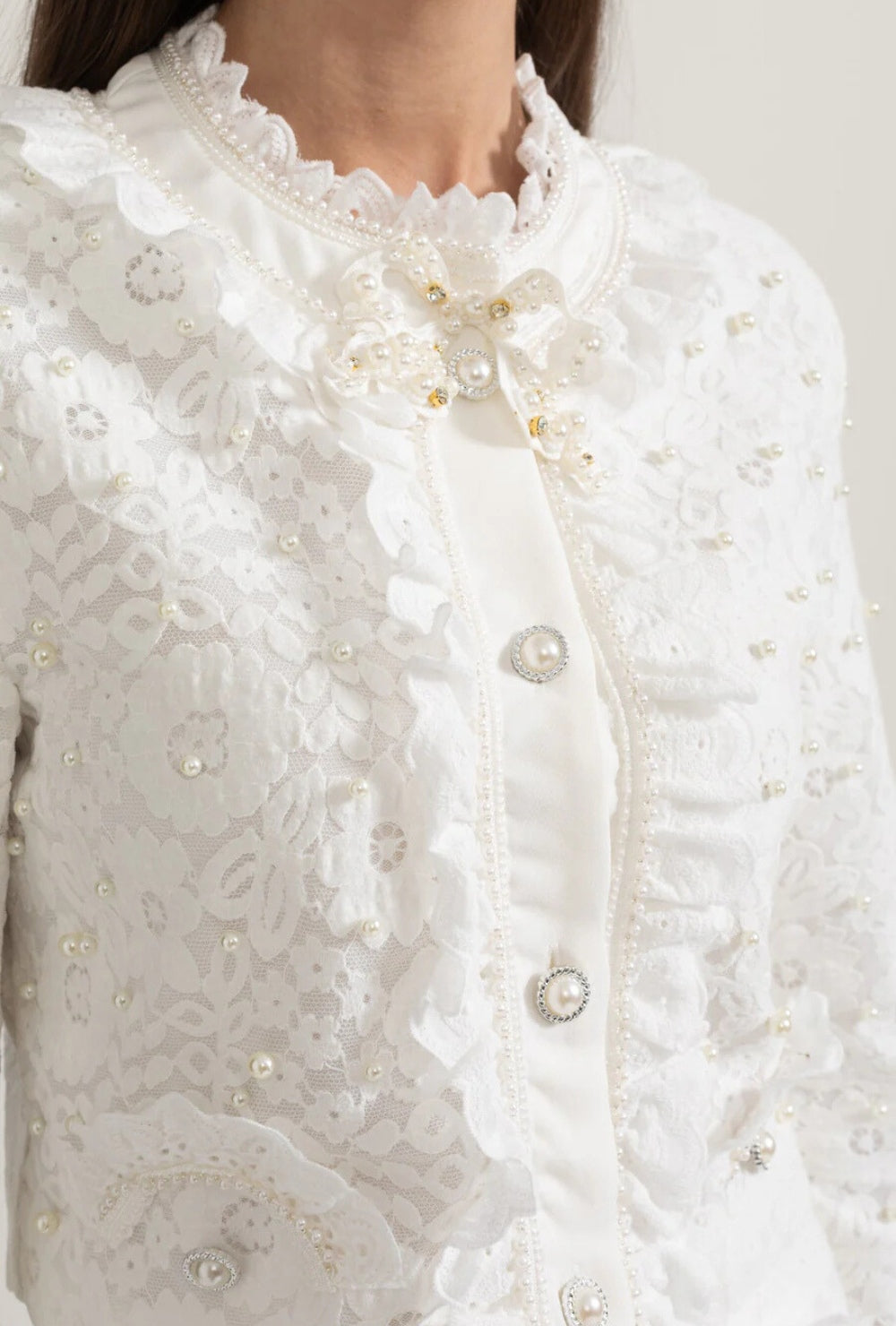 Biały elegancki komplet dwuczęściowy z perłowymi zdobieniami