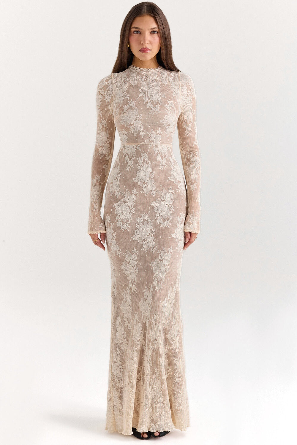 Biała sukienka maxi z kwiatowej koronki z długim rękawem i wysokim dekoltem