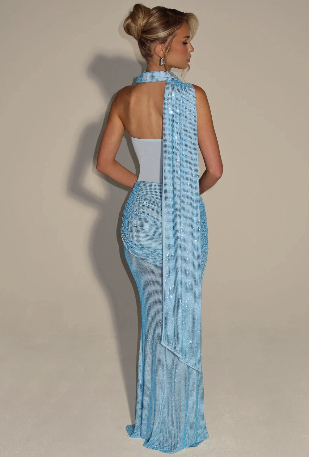 Błyszcząca suknia maxi bez ramiączek z drapowaniem i subtelnym wycięciem w talii