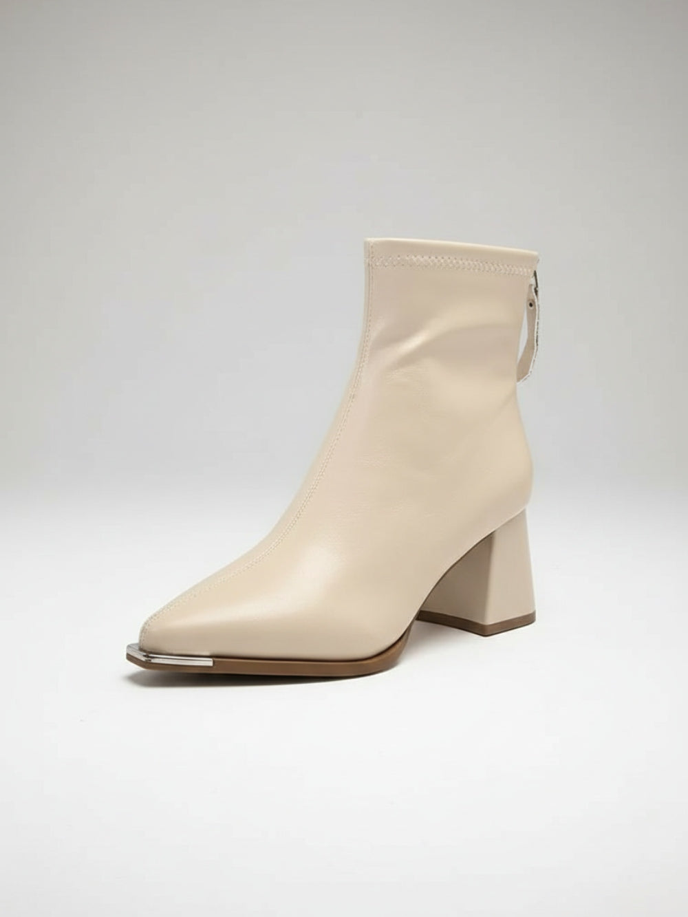 Botki ze sztucznej skóry na słupku z metalicznym noskiem