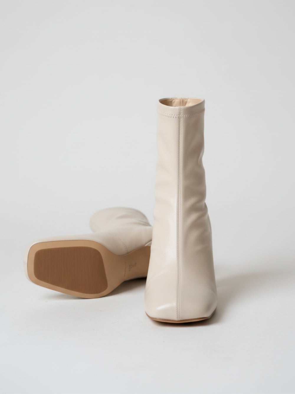 Botki z eko skóry za kostkę z dopasowaną cholewką, średnim wyprofilowanym obcasem i lekko kwadratowym noskiem z zamkiem z tyłu