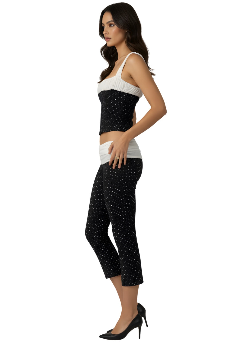 Komplet z dopasowanym topem z kwadratowym dekoltem i spodniami capri w drobne kropki