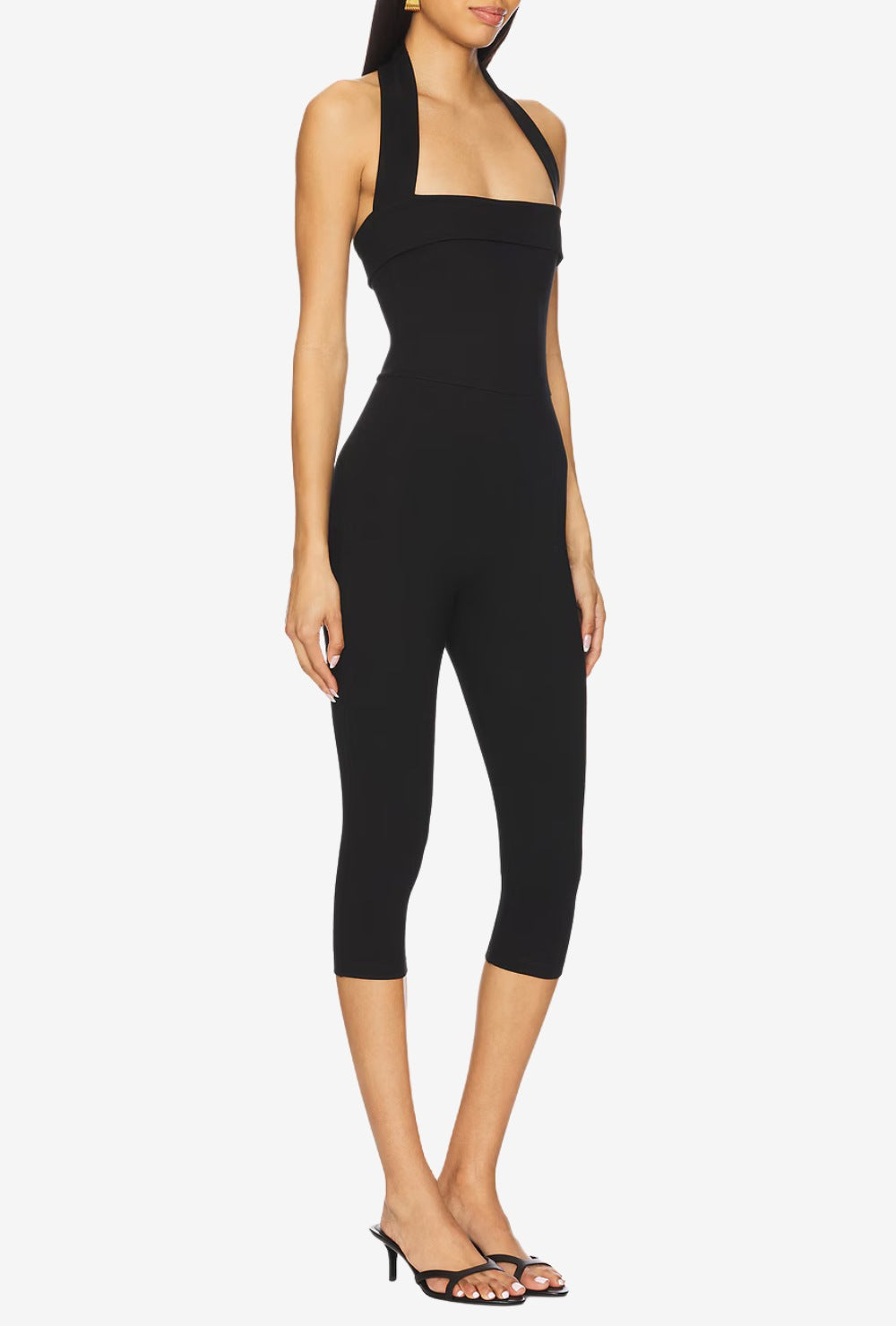 Czarny kombinezon bez ramiączek z szerokimi ramiączkami wokół szyi