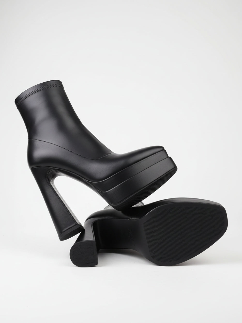 Botki z eko skóry na bardzo wysokiej platformie z dopasowaną cholewką i szerokim obcasem słupkiem