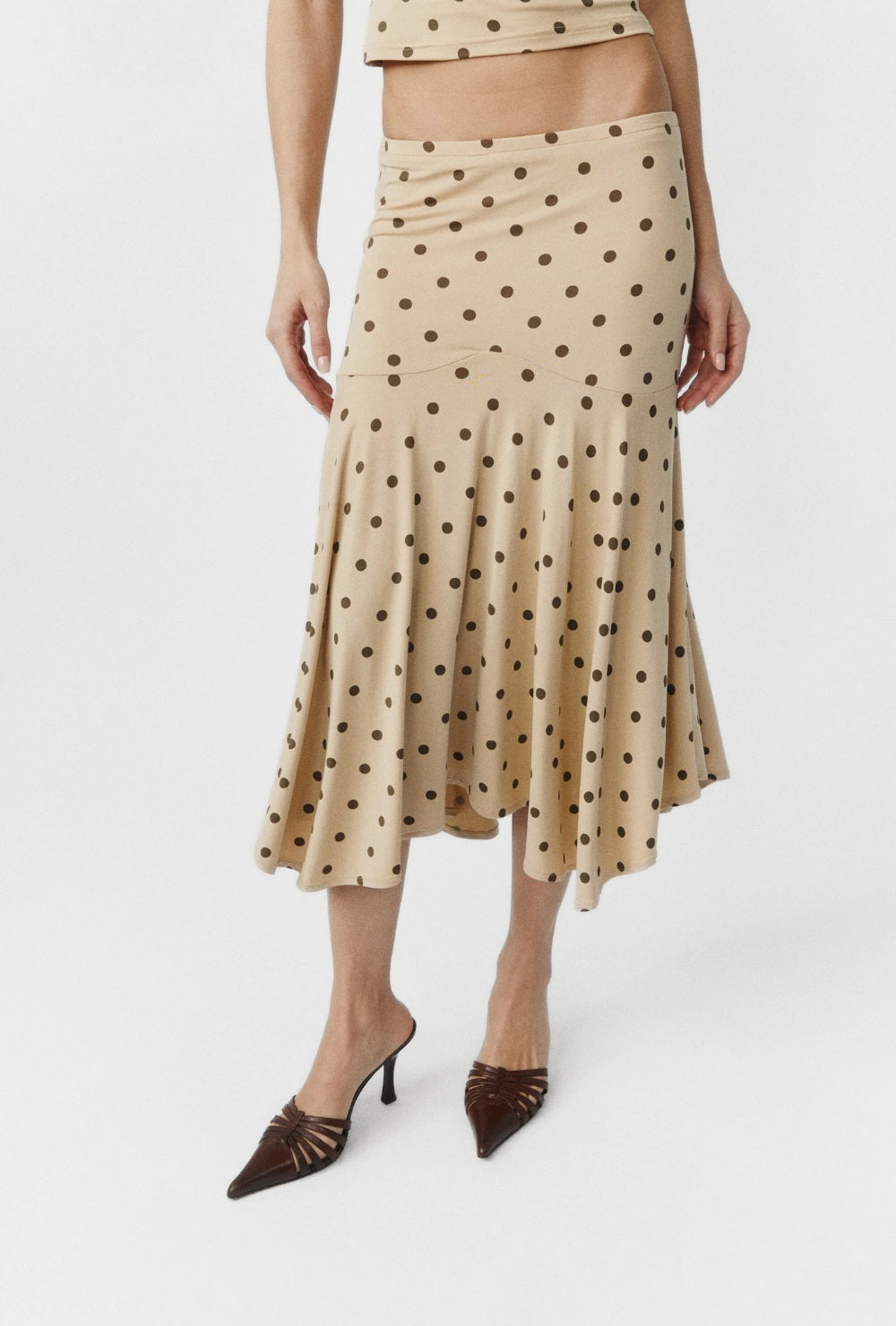 Beżowy zestaw dwuczęściowy w kropki z dopasowanym topem i rozkloszowaną spódnicą midi